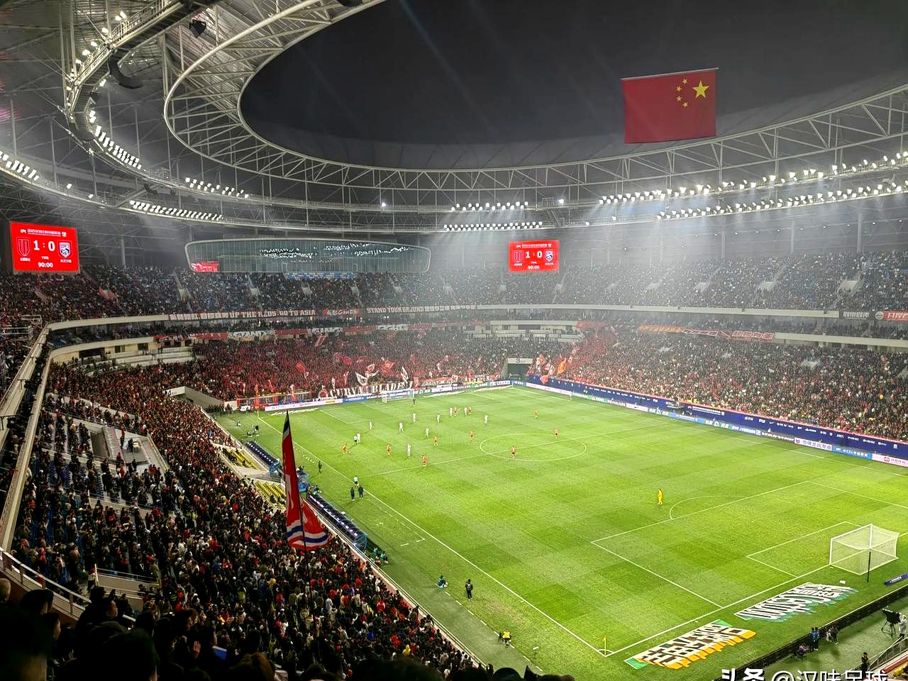 爱游戏体育APP-武汉三镇关键时刻单刀错失，志在荷甲名次提升，悬念犹存，赛程密集仍需轮换(荷甲赛程安排)